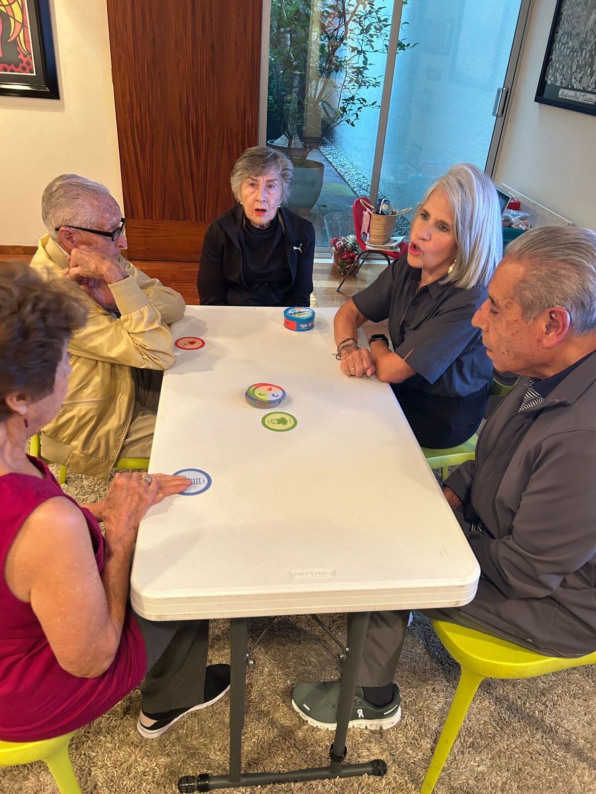 Participantes compartiendo una actividad alrededor de la mesa de trabajo